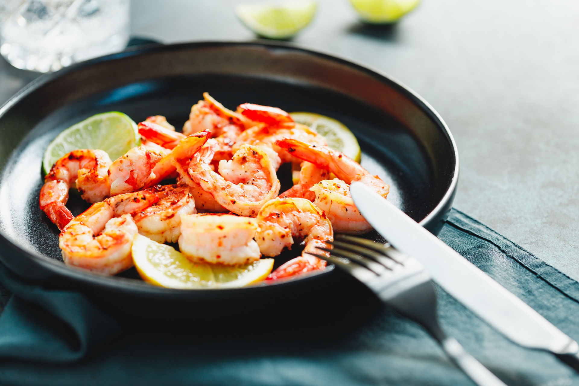 fried-tiger-shrimp-with-lime-lemon-and-spices-on-a-A5RCTAK.jpg